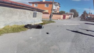 Otomobilin çarptığı motosikletin sürücüsü metrelerce savruldu