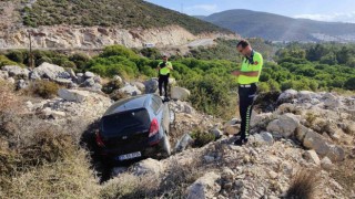 Otomobilin uçurumdan düşmesini kayalıklar engelledi