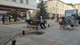 Otomobiller düzensiz park etmesine taş saksılarla çözüm bulmaya çalıştılar