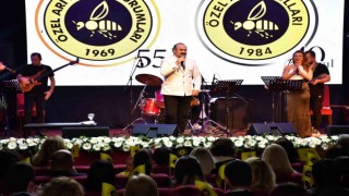 Özel Arı Okulları, Öğretmenler Gününü Hakan Aysevle sahnesiyle kutladı