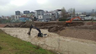 (Özel) Azgın sel sularında can pazarı...Mahsur kalan kepçe operatörü böyle kurtarıldı