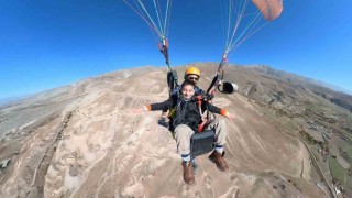 Özel çocukların adrenalin dolu yamaç paraşütü deneyimi