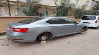 Park halindeki 3 aracın lastikleri jantlarıyla beraber çalındı