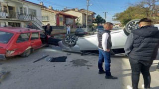 Park halindeki araca çarpan otomobil ters dönerek durabildi