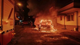 Park halindeki minibüs alev topuna döndü