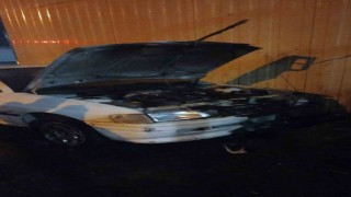 Park halindeki otomobilin motor kısmı alev aldı