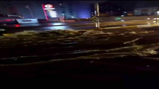 Pendikte kanalizasyon borusu patladı, cadde göle döndü