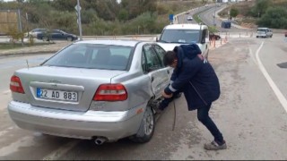 Plakası çarptığı otomobilin arka tekerleğinde takılı kaldı