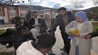 Prof. Dr. Sönmez, Gazzedeki birçok çocuk yaşama hakkına dahi kavuşamıyor dedi.