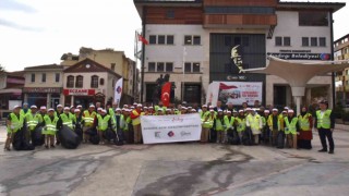 Protokol ve öğrencilerden çevre temizliği