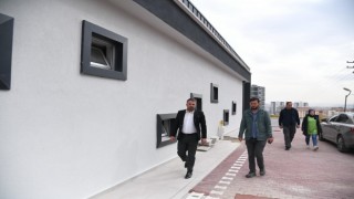 Pursaklar Belediye Başkanı Çetin, yapımı devam eden spor salonunda incelemelerde bulundu