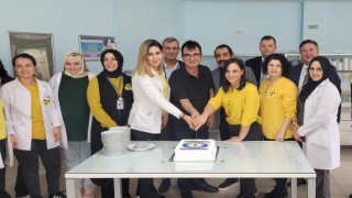 Radyoloji çalışanları Dünya Radyoloji Günü için pasta kesti