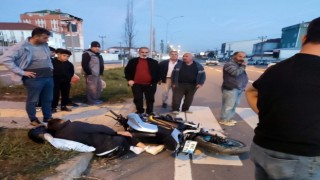 Refüjden geçen kamyonla motosiklet çarpıştı: 1 ağır yaralı