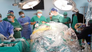 Rektör hastayla sohbet etti, cerrahlar tümörü çıkardı