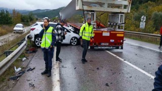 Rüzgar türbini taşıyan tır, altına aldığı 3 aracı metrelerce sürükledi