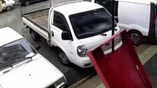 Rüzgârdan devrilen buzdolabı kapağı otomobile zarar verdi