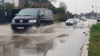 Sağanak sonrası yollarda su birikintileri oluştu