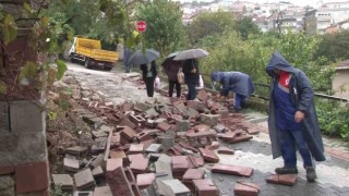 Sağanak yağış nedeniyle Üsküdarda bahçe duvarı çöktü