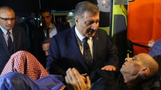 Sağlık Bakanı Koca, Gazzeli kanser hastalarını Mısır'da karşıladı