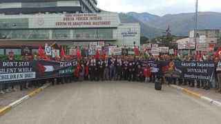 Sağlık çalışanları siyah önlükleriyle İsraile tepki gösterdi