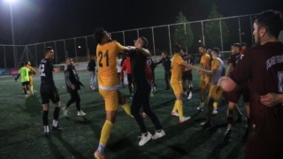 Sahaya atlayan taraftara futbolcu tokadı