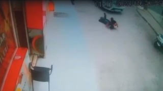 Şakalaşan çocuklar otomobilin altında kaldı: Korkunç kaza kamerada
