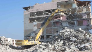 Samandağda depremden etkilenen binalar kontrollü olarak yıkılıyor
