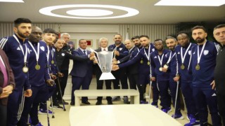 Şampiyon Şahinbey Amputeden, Başkan Tahmazoğluna kupa sürprizi
