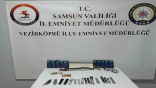 Samsunda bir evde 30 sustalı bıçak ve 5 muşta ele geçirildi