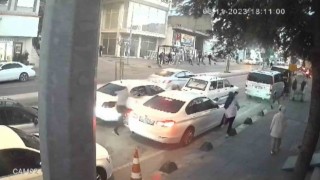 Sancaktepede otomobilinde saldırıya uğrayan sürücü, araçlara çarparak kaçtı