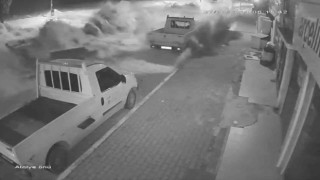 Saniyeler içinde gelen dev dalgalar sahili savaş alanına çevirdi