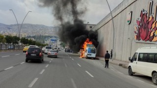 Şanlıurfada seyir halindeki minibüs alev topuna döndü: O anlar kamerada