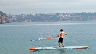 Sarı ve turuncu kodla uyarılan Antalyada deniz keyfi