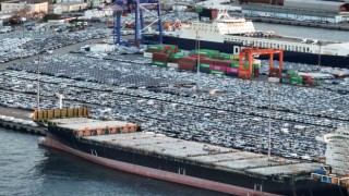 Satılmayı bekleyen binlerce ithal sıfır araba dron ile görüntülendi