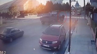 Scooter ile traktörün çarpıştığı kaza kamerada