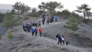 Şehitler için 4 kilometre yürüdüler