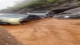 Sel sularına kapılan araçlar metrelerce sürüklendi