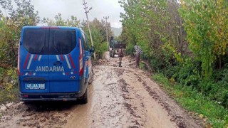 Seydikemerde dere taştı, mahsur kalan hayvanlar kurtarıldı