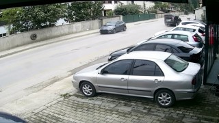 Seyir halindeki aracın kopan tekeri otomobile çarptı