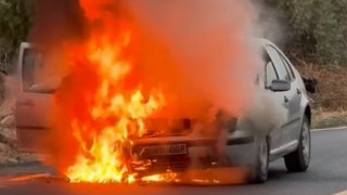 Seyir halindeki otomobil alev alev yandı