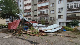Şiddetli rüzgar ve fırtına, apartman çatılarını uçurup direkleri devirdi
