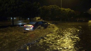 Şiddetli yağış Adıyamanda etkili oldu: Cadde ve sokaklar göle döndü