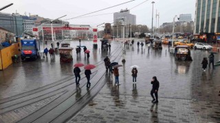 Şiddetli yağış Taksimde vatandaşlara zor anlar yaşattı