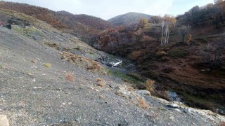 Siirtte 3 kişinin yaralandığı kazada minibüs 5 saatlik çalışmayla vadiden çıkartıldı