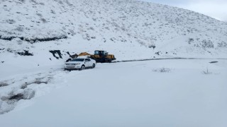 Siirtte araç sürücüleri kar nedeniyle yolda mahsur kaldı