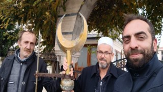 Şilede fırtınaya dayanamayan minarenin alemi devrildi