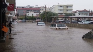 Silifkede yağış yolları göle çevirdi, araçlar suya gömüldü