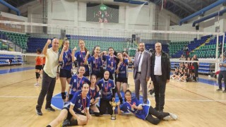 Simav Nurullah Koyuncuoğlu Anadolu Lisesi Genç Kızlar voleybol takımı il şampiyonu