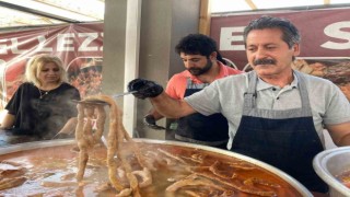 Şırdan yeme yarışmasından renkli görüntüler oluştu