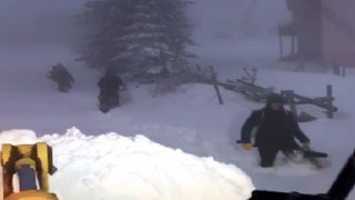 Sis Dağında karda mahsur kalan 8 kişinin yardımına belediye ekipleri yetişti